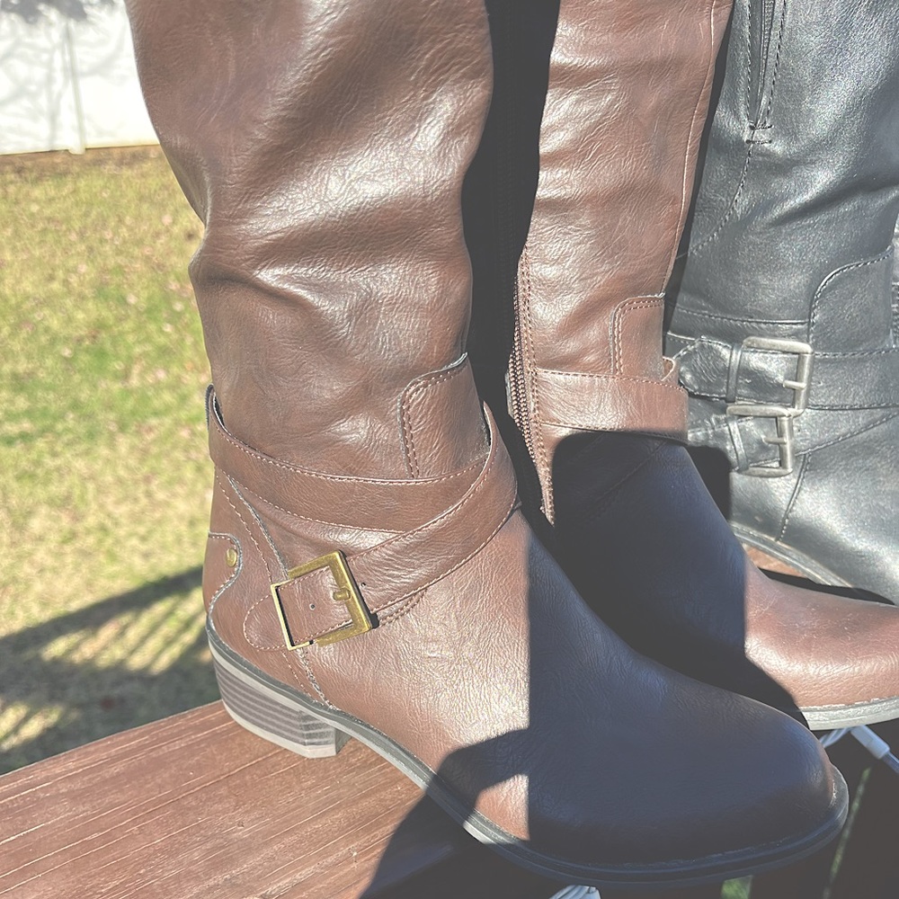 Great condition used.from JCPENNEY. Brown with 2 buckets. Low heel.Man made.
